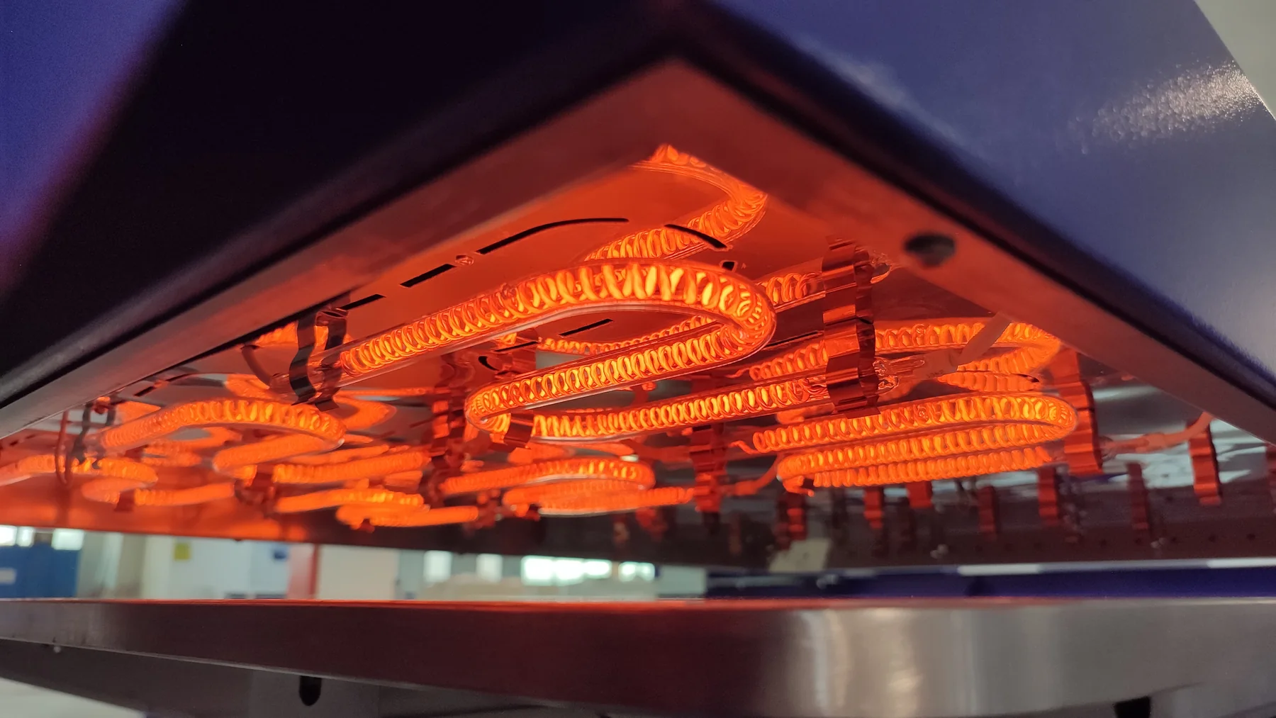 URS Type-S infrared carbon-fibre lamps in operation